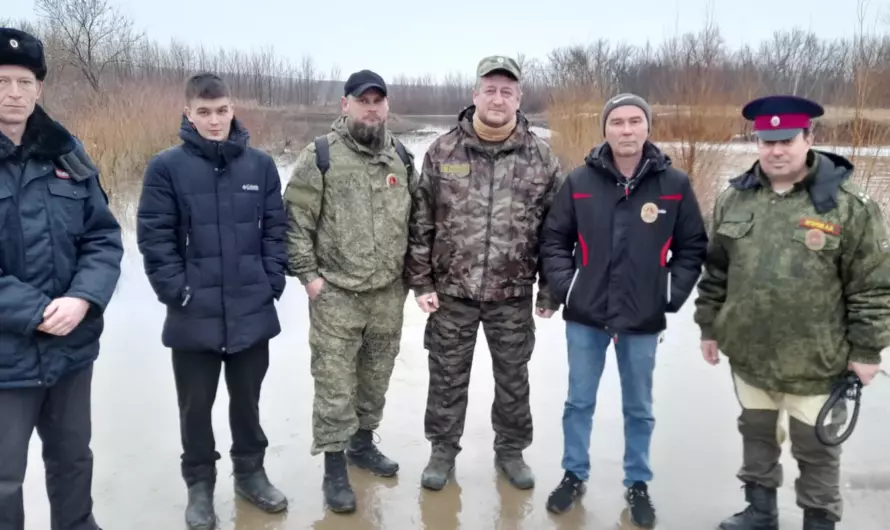 В одном из районов Оренбуржья журналисты охраняют затопленный мост