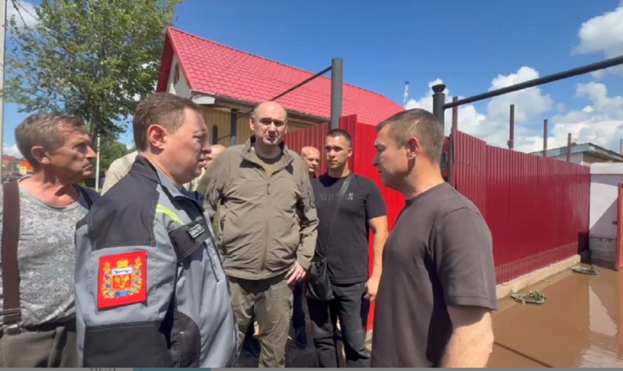 Евгений Солнцев на месте разбирает последствия стихии в Бугуруслане
