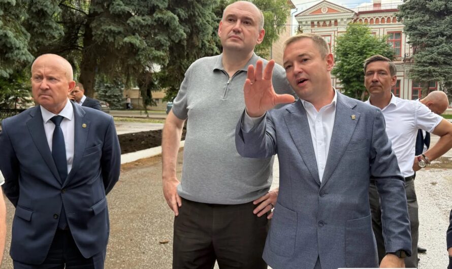 Евгений Солнцев проверил ход реконструкции сквера в Бугуруслане