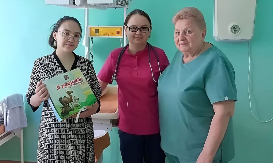 В Ясном молодой маме вручили подарочный набор для новорожденного