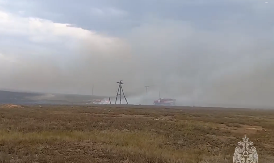 В Домбаровском районе огонь угрожал домам и детскому лагерю. Пожар локализован