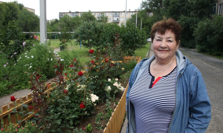Пенсионерка из Ясного создает красоту во дворе
