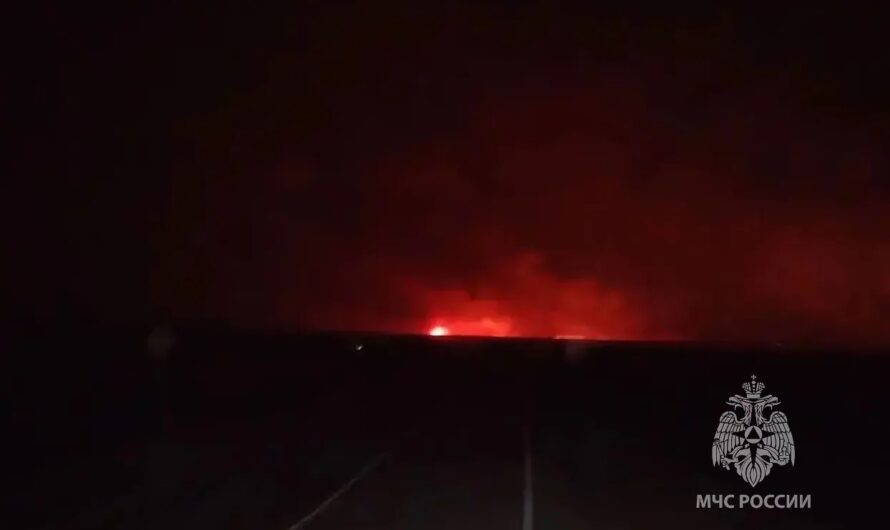 Пожарные больше 18 часов сдерживали масштабный пожар в Ясненском округе
