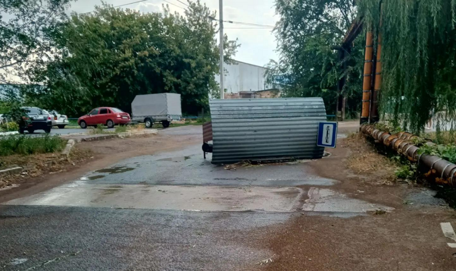 На западе Оренбуржья ураган сносил крыши и рвал провода
