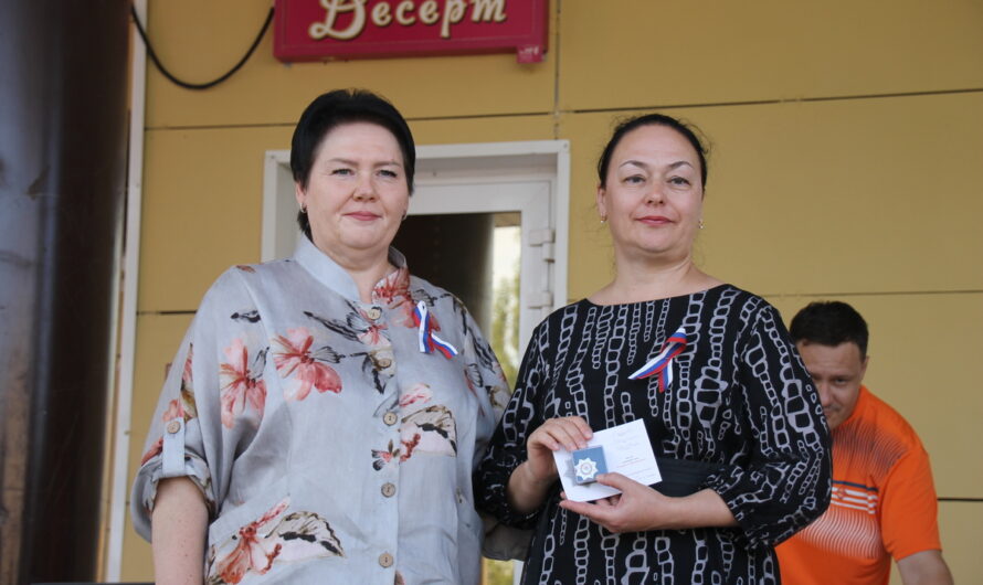 В День российского флага ясненцам вручили паспорта и награды «Гордость Оренбуржья»