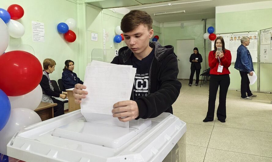 Студенты техникума впервые проголосовали в Ясном и получили памятные подарки