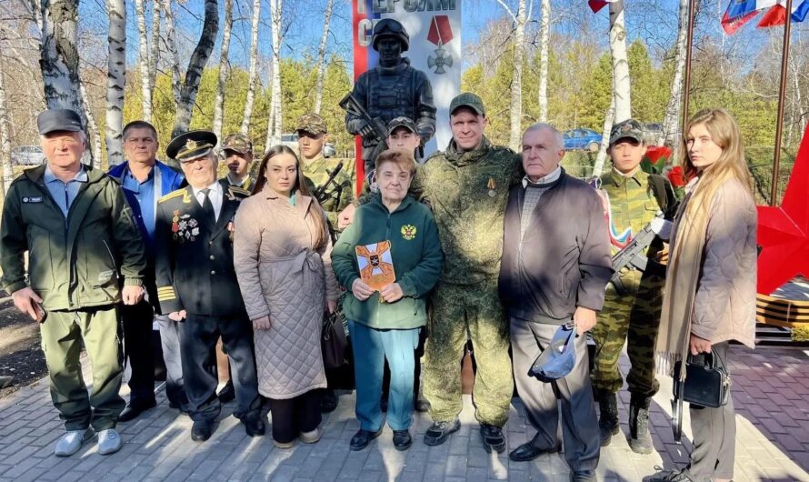 В оренбургском селе Асекеево открыли памятник участникам СВО