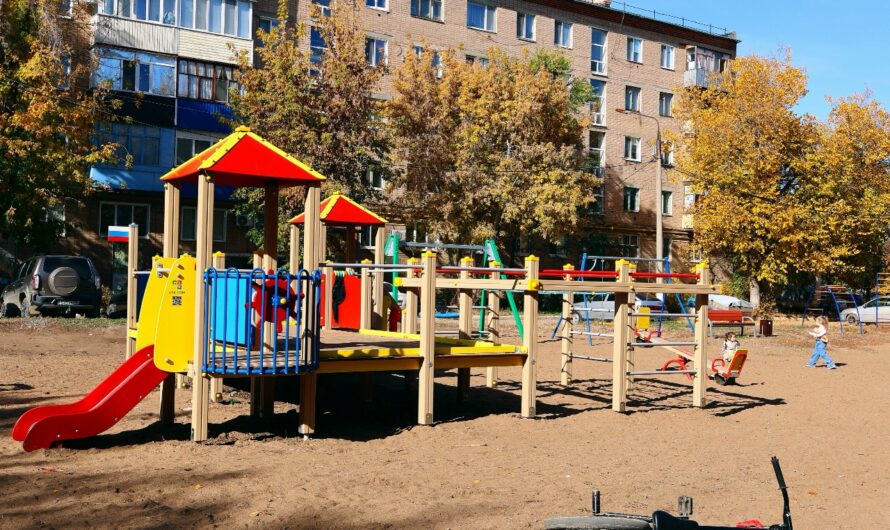 Юные жители Ясного получили современный игровой городок в своем дворе